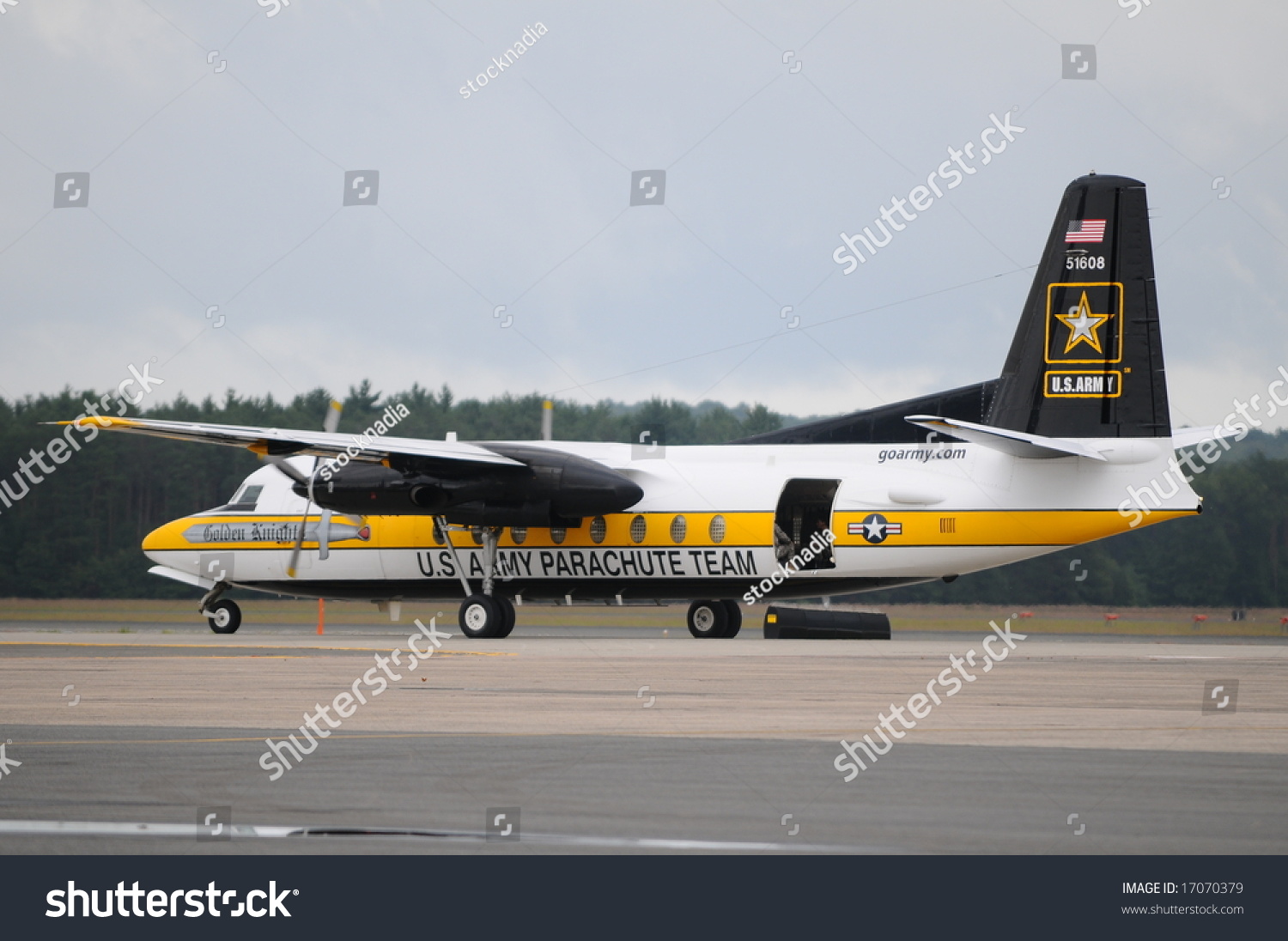 美国的飞机。年代军队降落伞团队是在起飞场伟