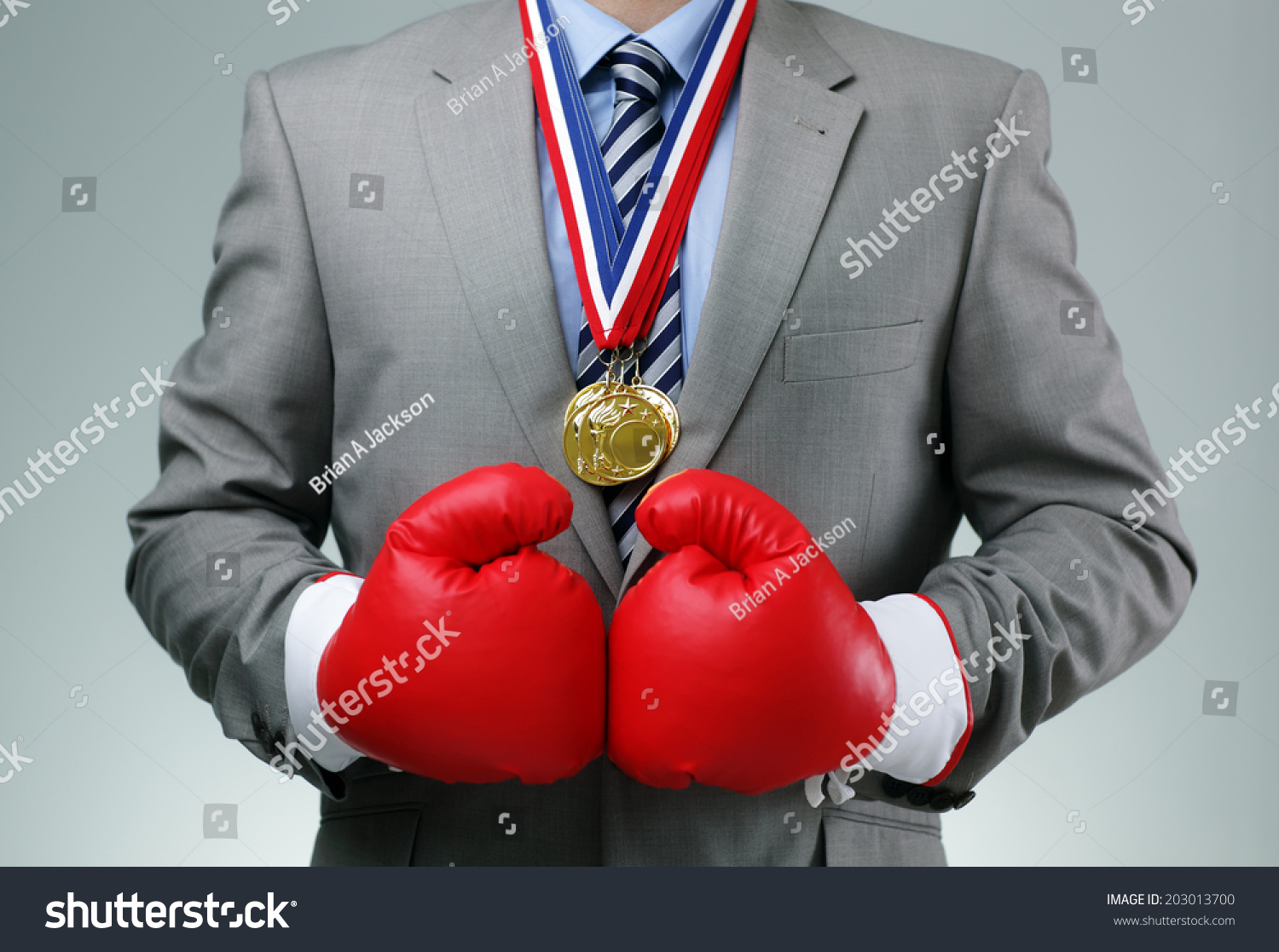 强硬的竞争企业概念商人戴着拳击手套赢得第一