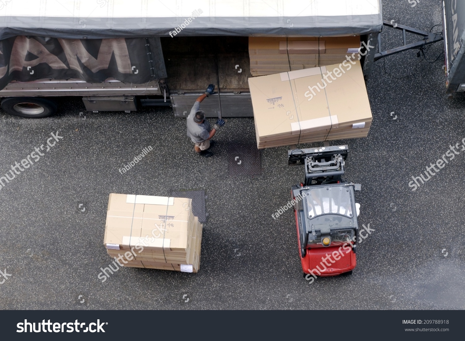 布列瑟农,2014年8月4日:工人在叉车装载卡车。