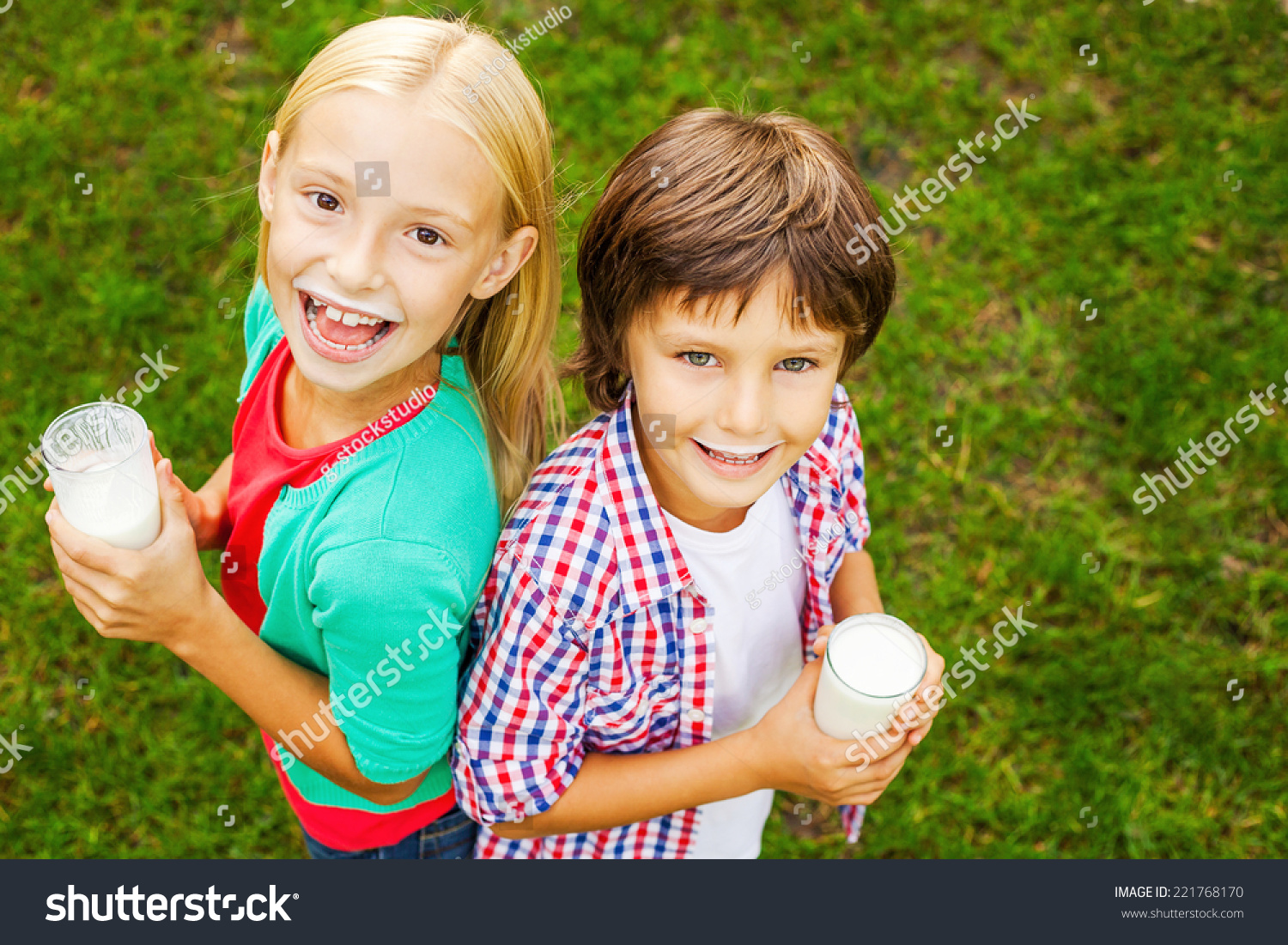 孩子用牛奶胡子。顶视图的两个可爱的小孩子用牛奶胡子与牛奶和眼镜一起微笑而站在绿草 - 人物,公园/户外 - 站酷海洛创意正版图片,视频,音乐素材交易平台 - Shutterstock中国独家合作伙伴 - 站酷旗下品牌