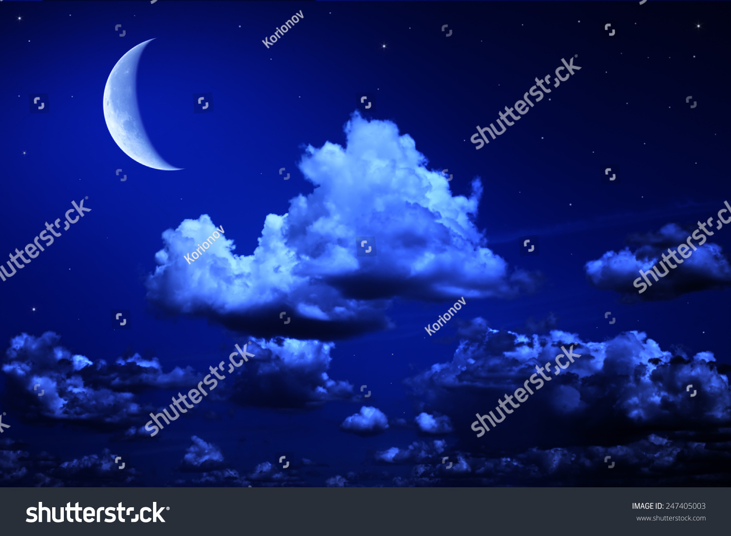 大的月亮和星星在蓝色的天空多云的夜晚.奇妙的美丽图片