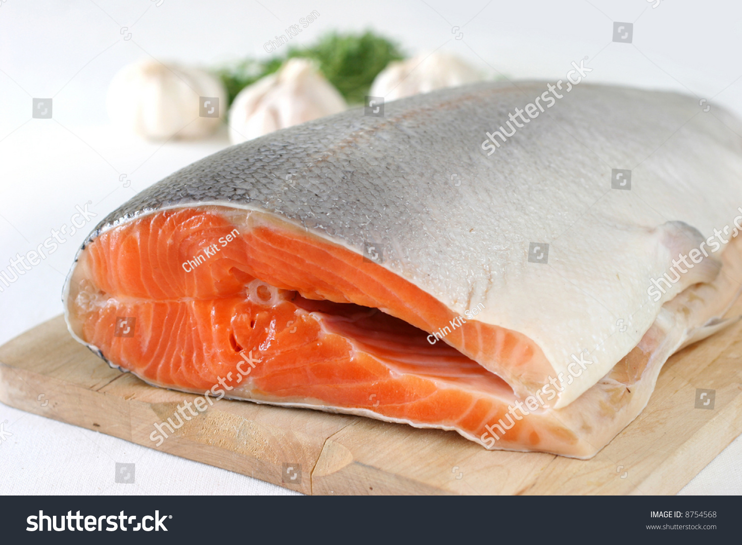 一块新鲜的大西洋鲑鱼在木板上的大板-食品及