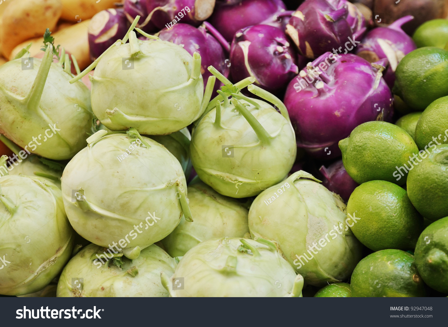 请登录 | 原标题 close up of green and red kohlrabi on market