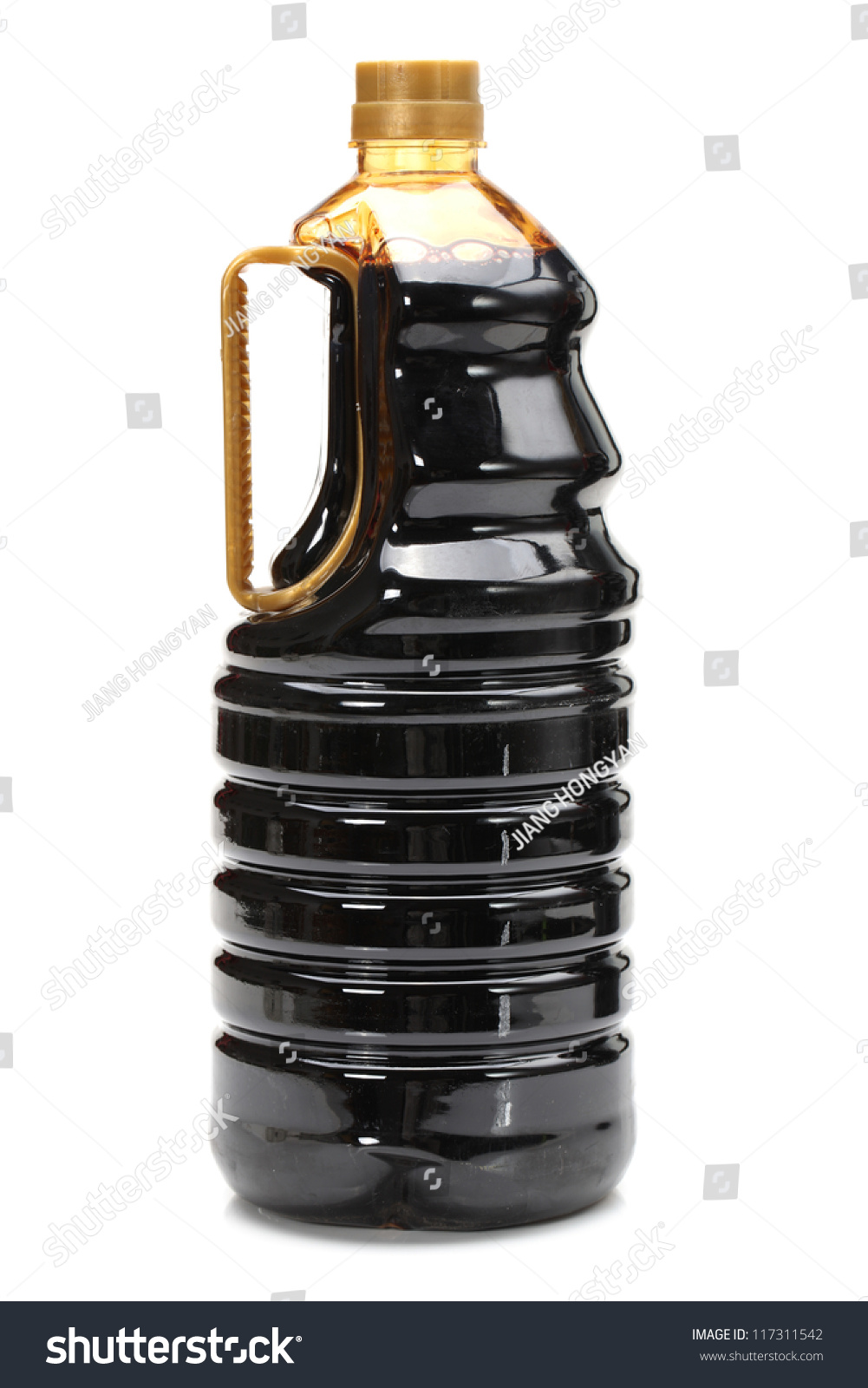 一瓶酱油在白色背景上-食品及饮料-海洛创意(hellorf)-shutterstock