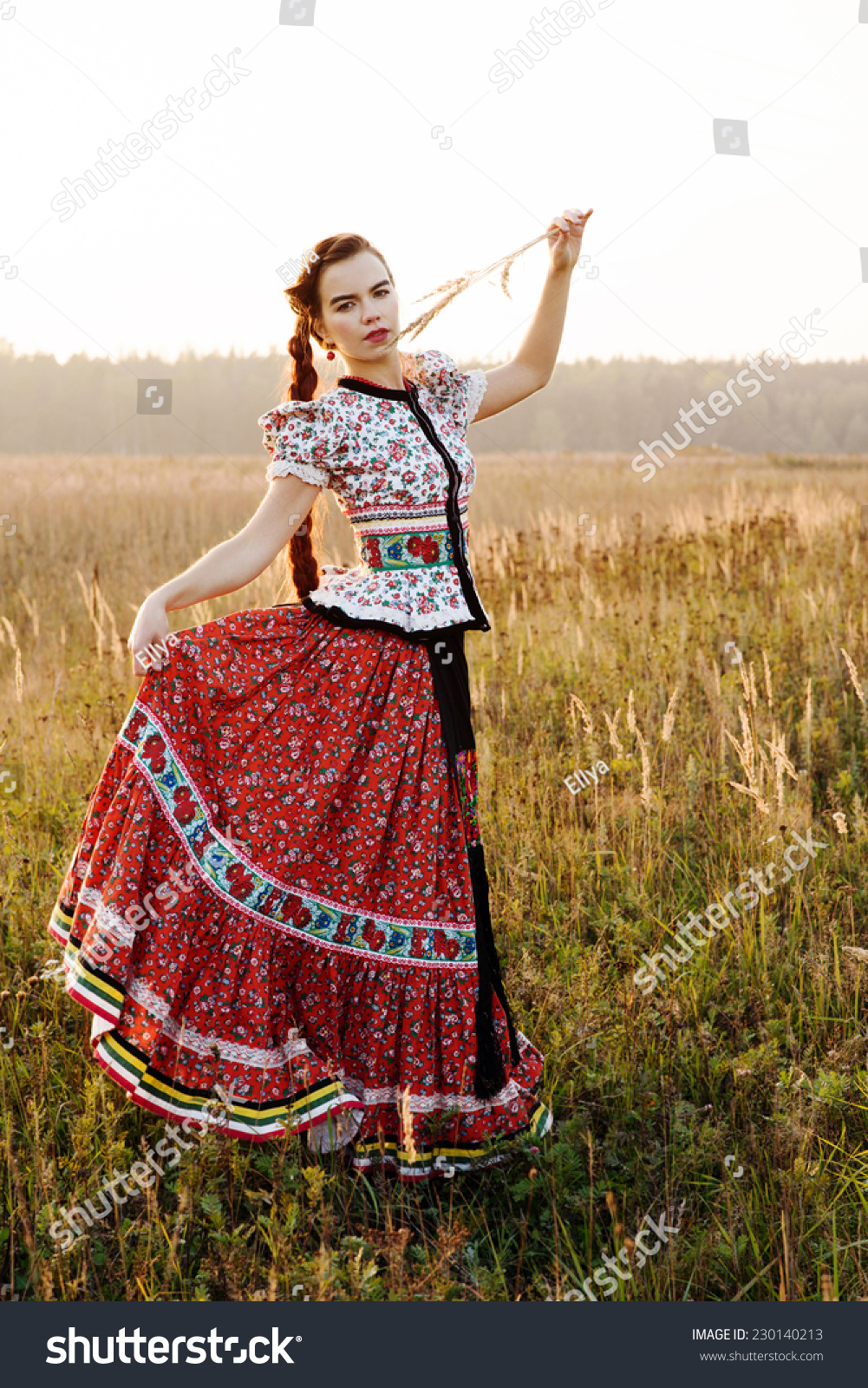 年轻的农妇,匈牙利穿着民族服装,在自然背景-自然,人物-海洛创意
