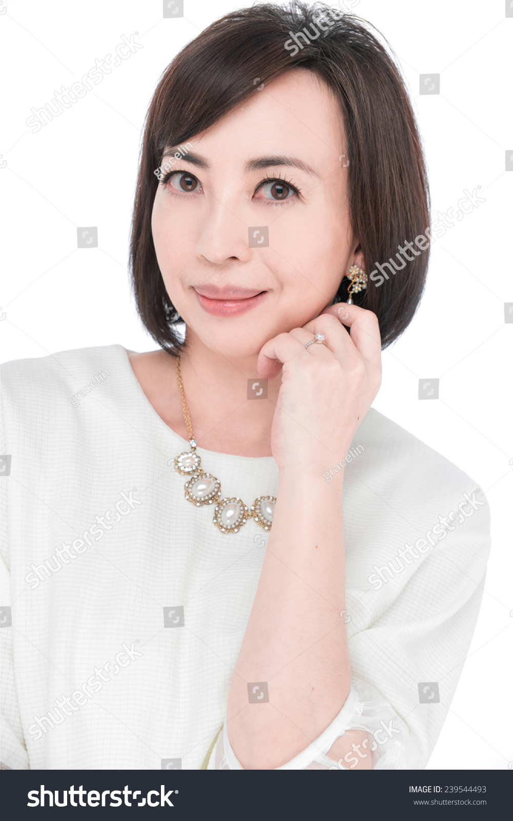 middle aged woman posing on white background 版权:gracelin 图片