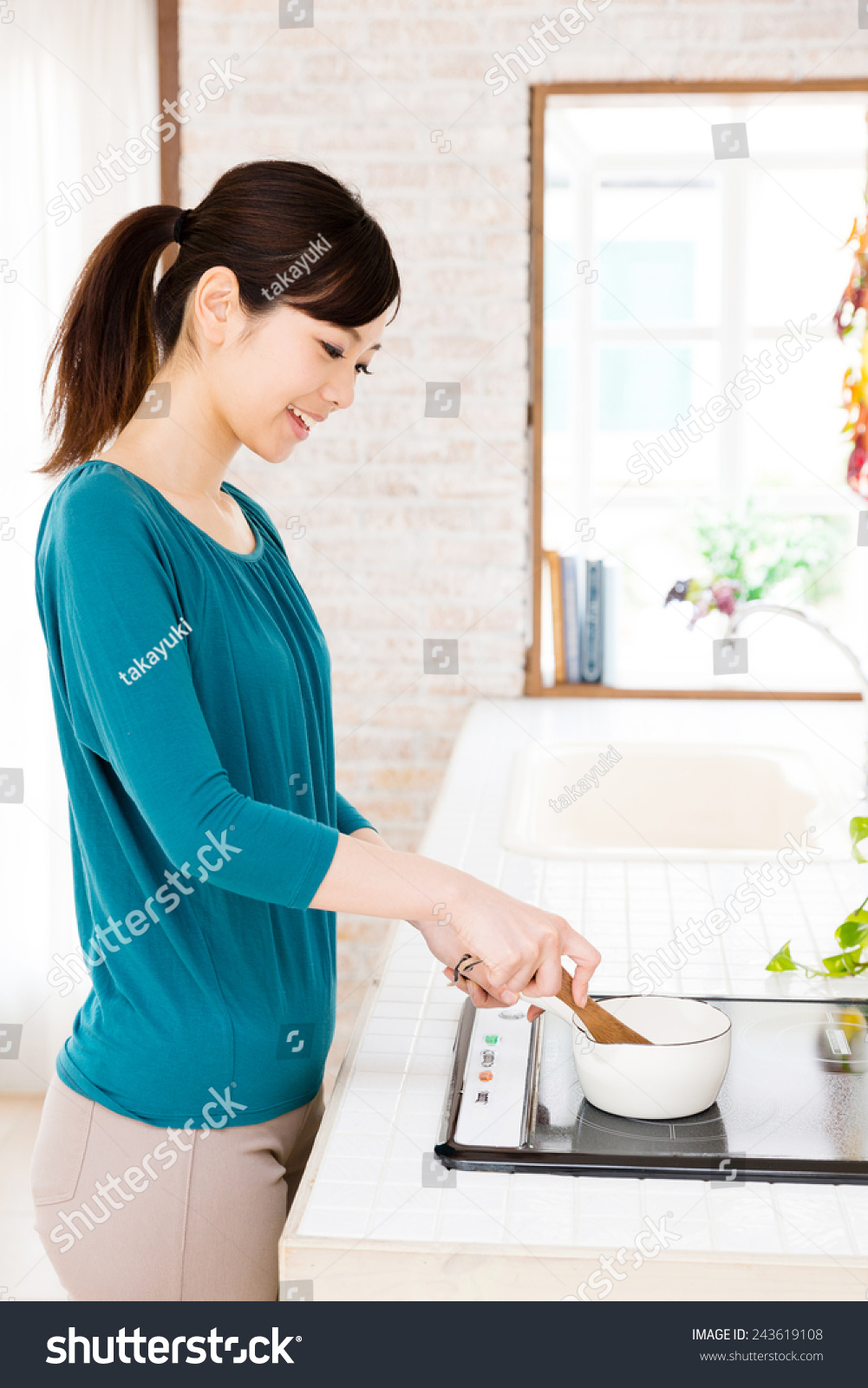 年轻的亚洲妇女在厨房里做饭-人物,美容/时装服饰-海洛创意(hellorf)