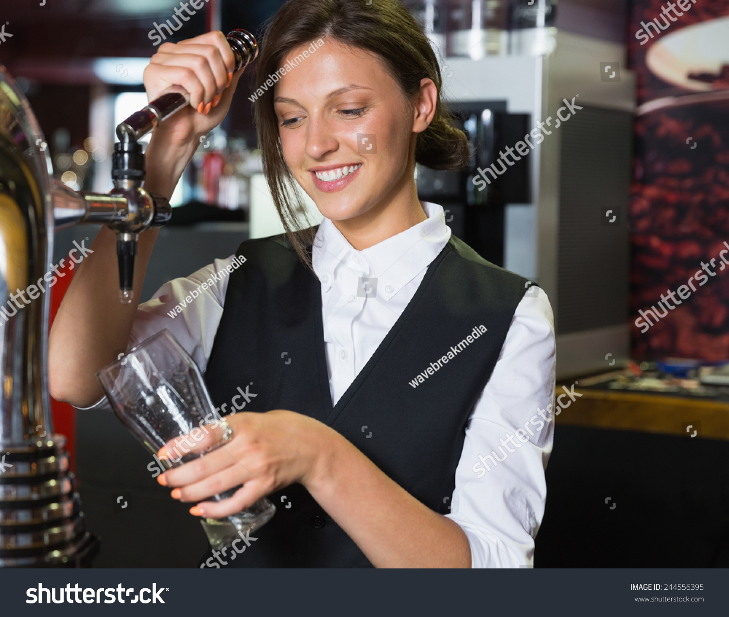 快乐的酒吧女招待拉一品脱的啤酒在酒吧-商业/金融,人物-海洛创意
