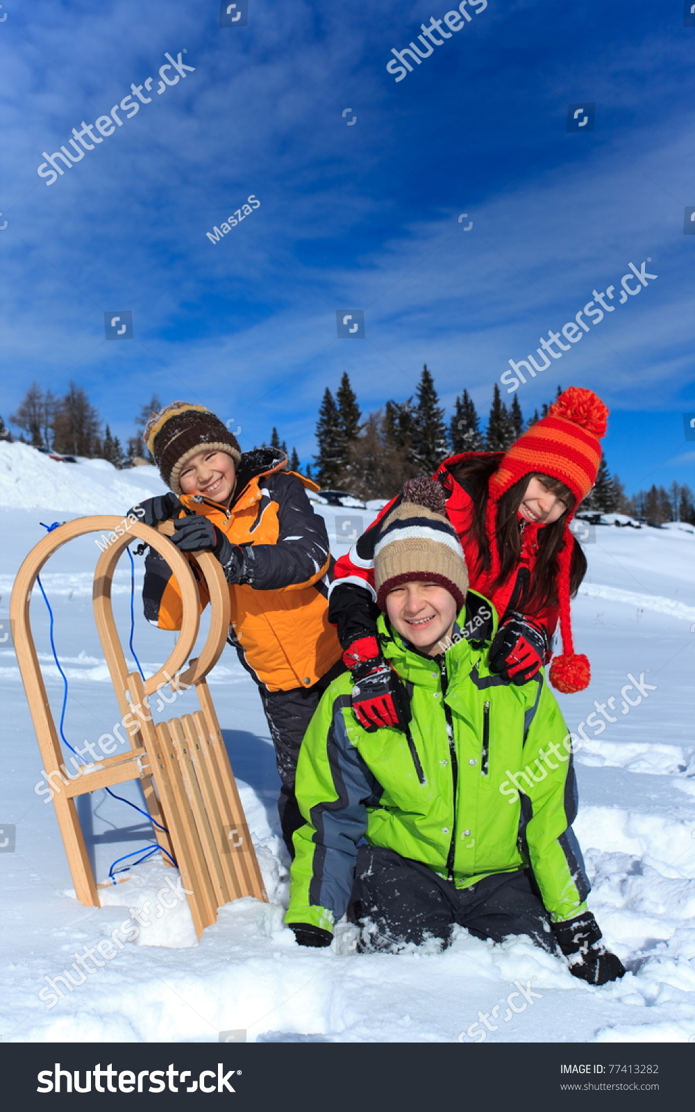 三快乐的孩子在冬天的雪中玩耍.